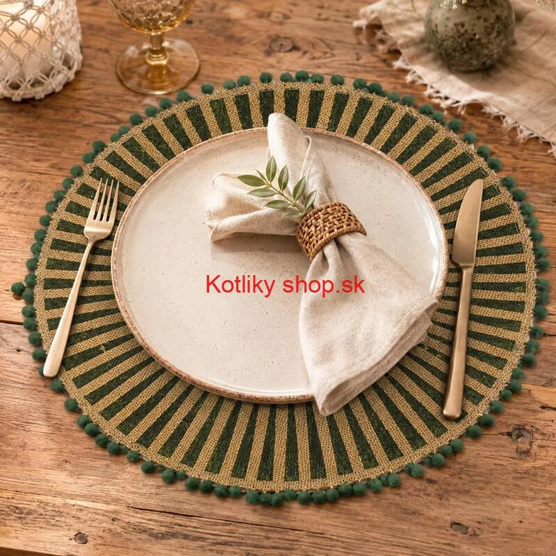 Okrúhla jutová podložka pod tanier zelená s pompónmi 37 cm
